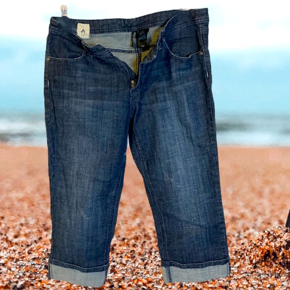 Bisou Bisou Capri jeans. clearance price if bundled w any $15 or less item - Picture 1 of 5